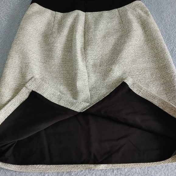 *SOLD* Banana Republic skirt - Picture 3 of 8